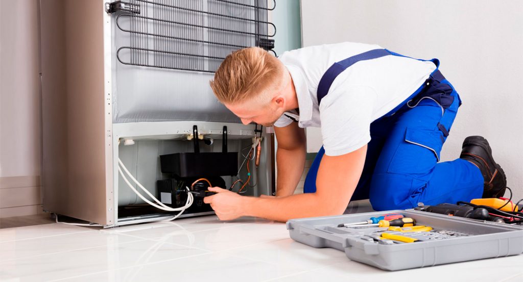 Особенности поиска лучших мастеров для ремонта холодильника