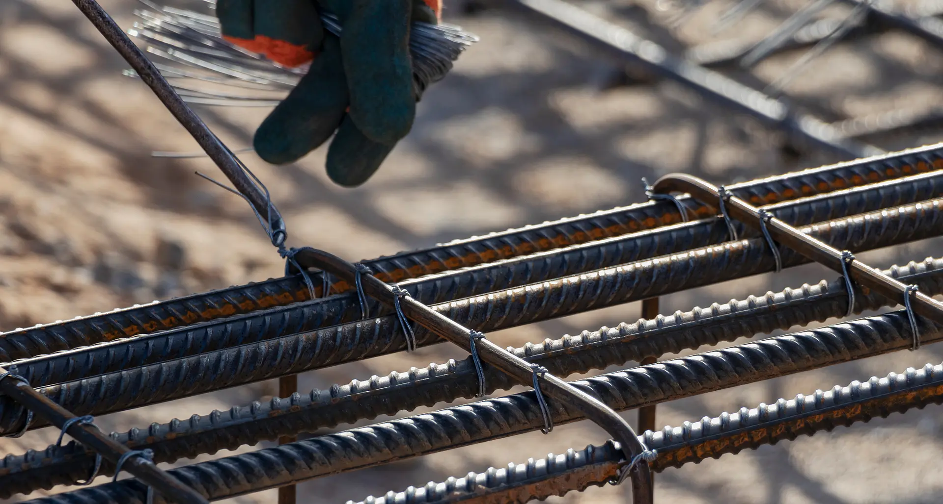 Правильна в’язка арматури: чому зварювання — це вбивця вашого фундаменту, і як дріт рятує мільйони